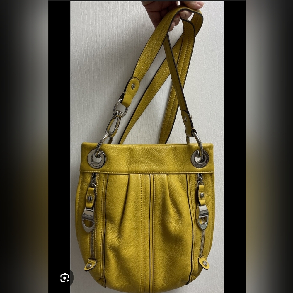 B. Makowsky Mustard Leather Crossbody Grommet Zip Detail Bag Clean Edgy Modern
